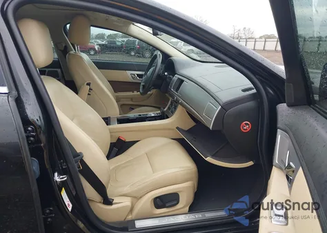 2015 Jaguar Xf 2.0T Premium z USA, uszkodzony, nr VIN SAJWA0FS3FPU68810